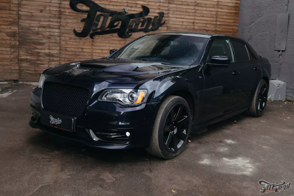 Обновленный Chrysler 300C! Кузовной ремонт и полный окрас кузова, оклейка матовым полиуретаном, комплексная шумоизоляция и сабвуферное звено, плановое ТО